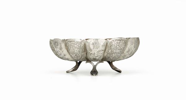 Centrotavola in argento fuso, sbalzato e cesellato, Persia XIX-XX secolo (bolli parzialmente leggibili)