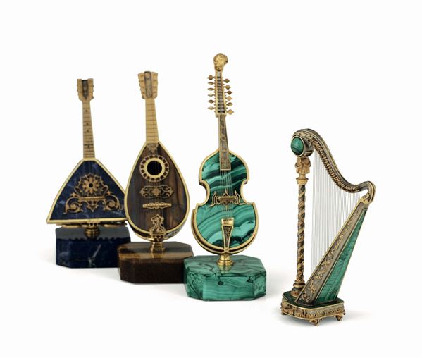 Gruppo di quattro strumenti musicali in miniatura. Oreficeria milanese del XX secolo