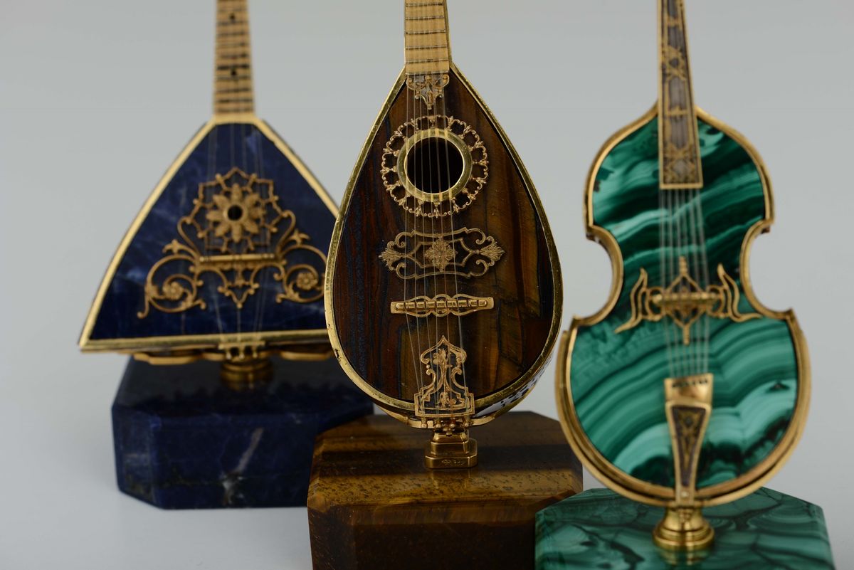 Gruppo di Quattro Strumenti Musicali in Miniatura. Oreficeria Milanese del XX Secolo