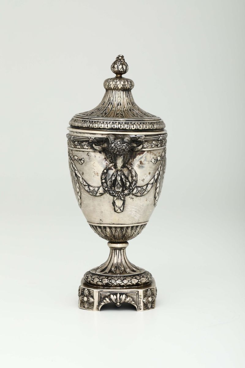 Vaso con Coperchio in Argento Fuso e Cesellato. Germania, Hanau XX Secolo