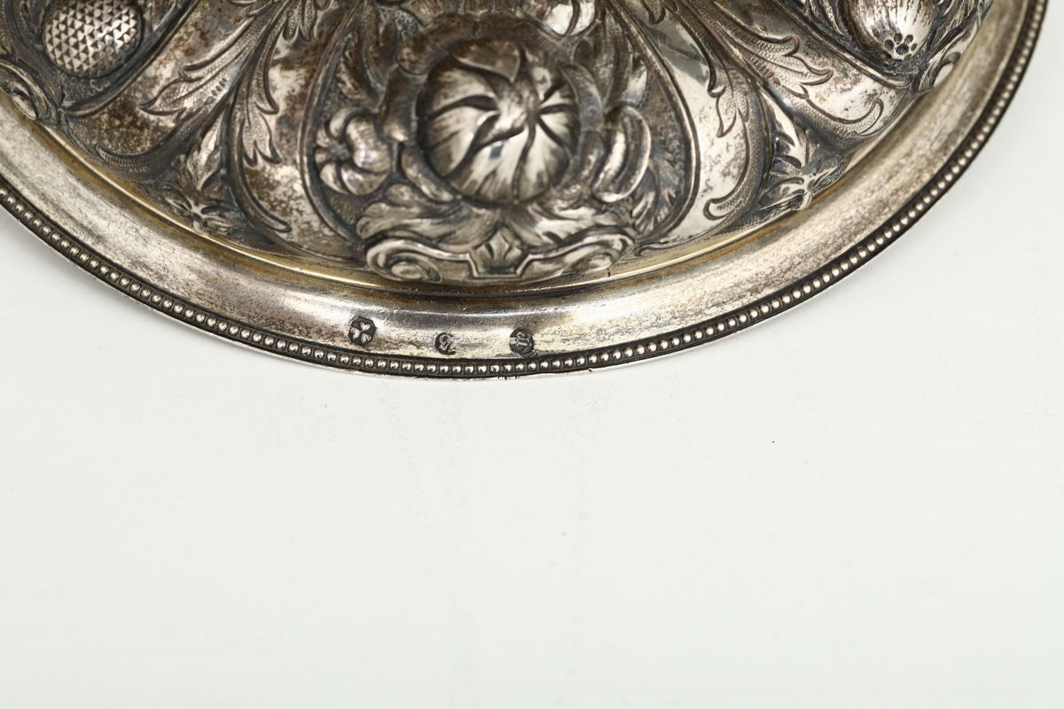 Candeliere a Due Bracci in Argento Fuso, Sbalzato e Cesellato. Impero Austro-ungarico (?), Fine X...