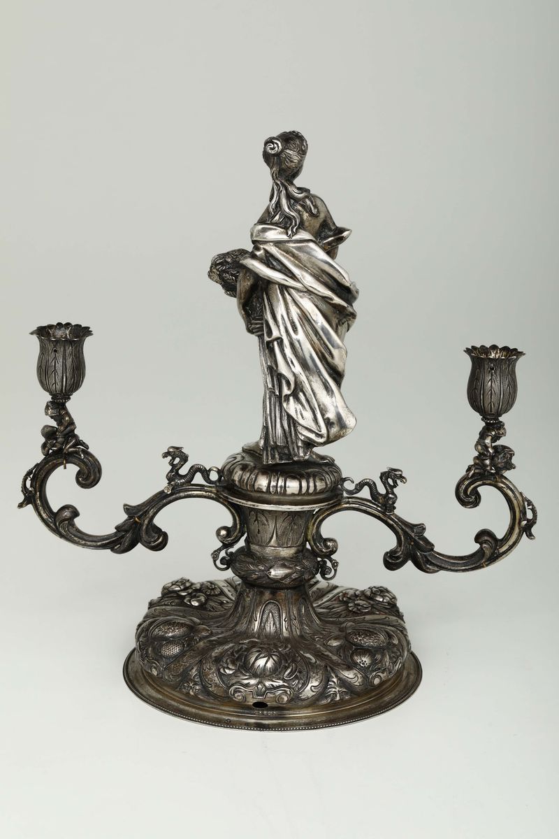 Candeliere a Due Bracci in Argento Fuso, Sbalzato e Cesellato. Impero Austro-ungarico (?), Fine X...