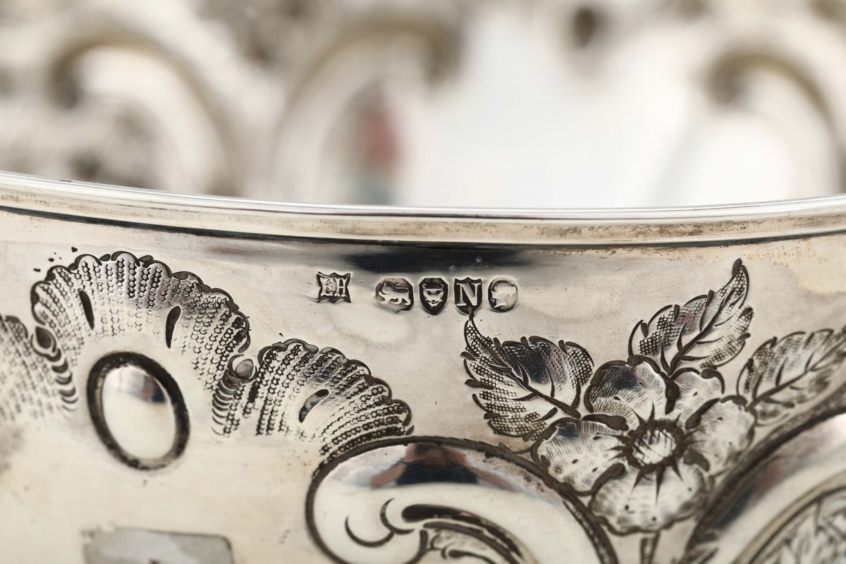 Coppa Centrotavola in Argento Sterling Fuso, Sbalzato e Cesellato, Londra 1888 Argentiere E.h.