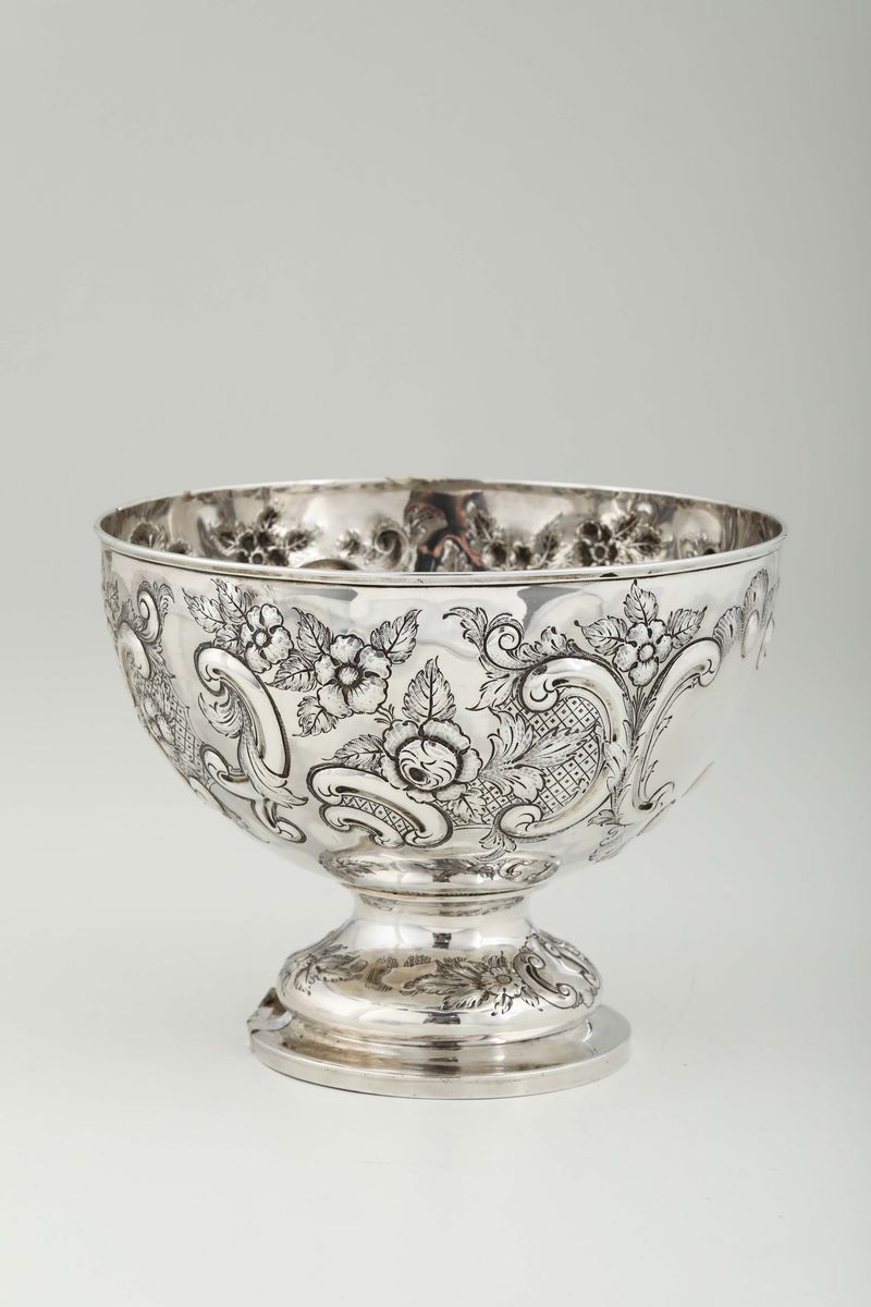 Coppa Centrotavola in Argento Sterling Fuso, Sbalzato e Cesellato, Londra 1888 Argentiere E.h.