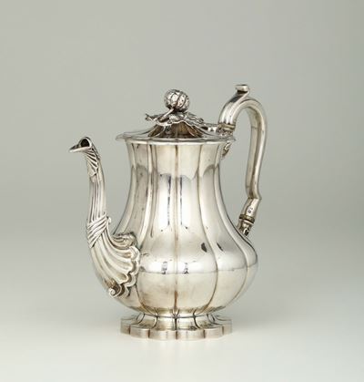 Caffettiera in Argento Fuso, Sbalzato e Cesellato. Argentiere H.boulton & Plate Co., Inghilterra ...