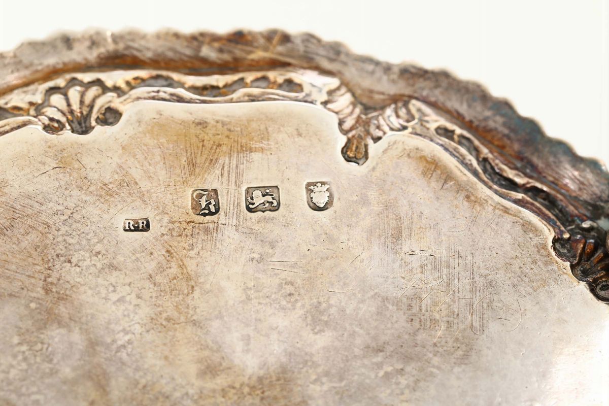 Salver in Argento Sterling Fuso, Sbalzato e Cesellato, Londra 1765, Argentiere Robert Rew o Richa...