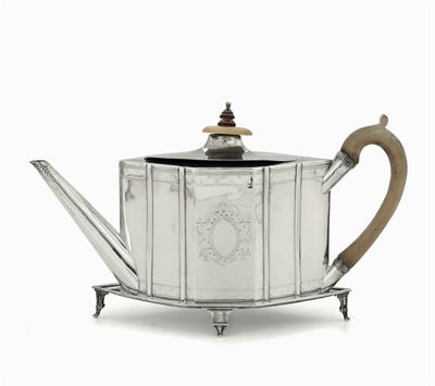 Teiera con Piatto in Argento Sterling Fuso, Sbalzato e Cesellato, Manico in Legno, Londra 1791 Ar...