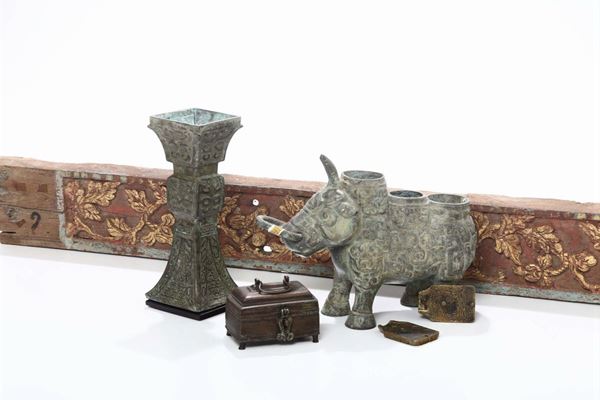 Lotto di oggetti etnici in legno, bronzo e altri materiali