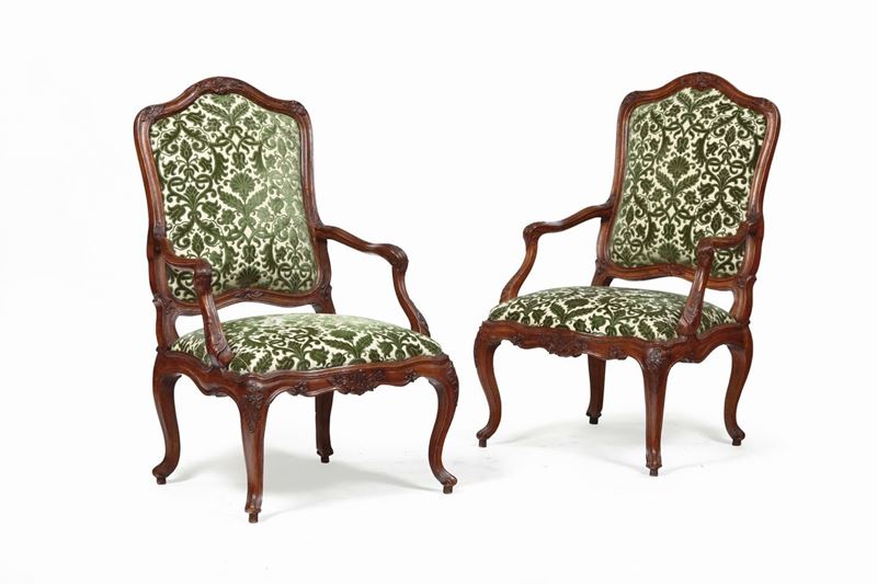 Coppia di poltrone Luigi XV in noce intagliato, Genova metà XVIII secolo  - Asta Antiquariato - Cambi Casa d'Aste