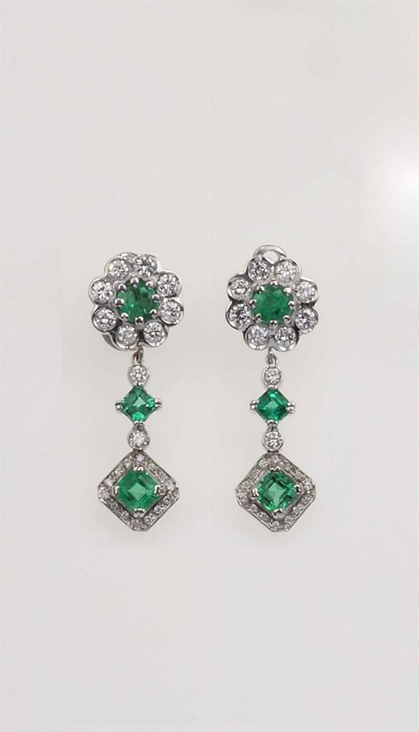 Orecchini pendenti con smeraldi e diamanti