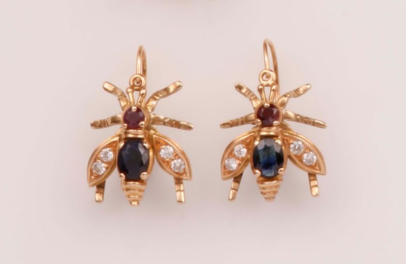Orecchini “Vespe” con zaffiri, rubini e diamanti  - Auction Vintage, Jewels and Bijoux - Cambi Casa d'Aste