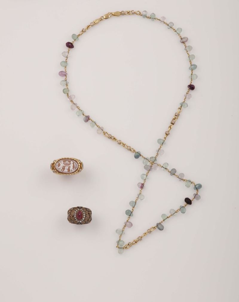 Lotto composto da due anelli ed un girocollo con quarzi multicolor  - Asta Vintage, Gioielli e Bijoux - Cambi Casa d'Aste