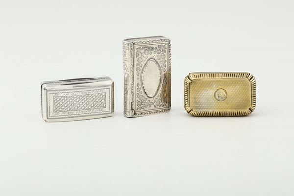 Gruppo di tre tabacchiere in argento sbalzato, cesellato e dorato, Inghilterra XIX secolo