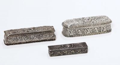 Tre Scatole Rettangolari in Argento Sbalzato, Inghilterra XX Secolo