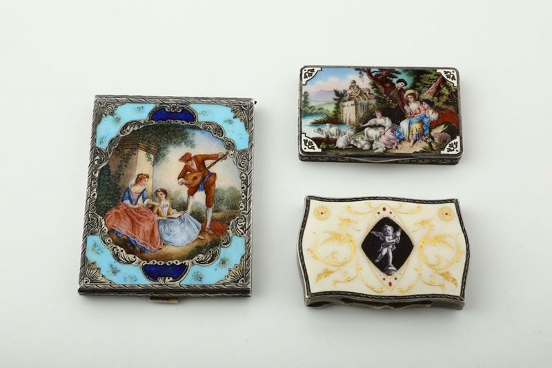 A group of three boxes in molten, embossed and chiselled silver and polychrome enamel  - Auction Collectors' Silvers - Cambi Casa d'Aste