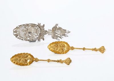 Coppia di Cucchiai in Argento Dorato e un Cucchiaio in Argento, Olanda