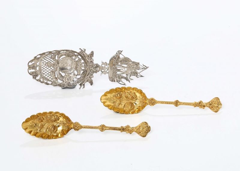 Coppia di cucchiai in argento dorato e un cucchiaio in argento, Olanda  - Asta Antiquariato - Cambi Casa d'Aste