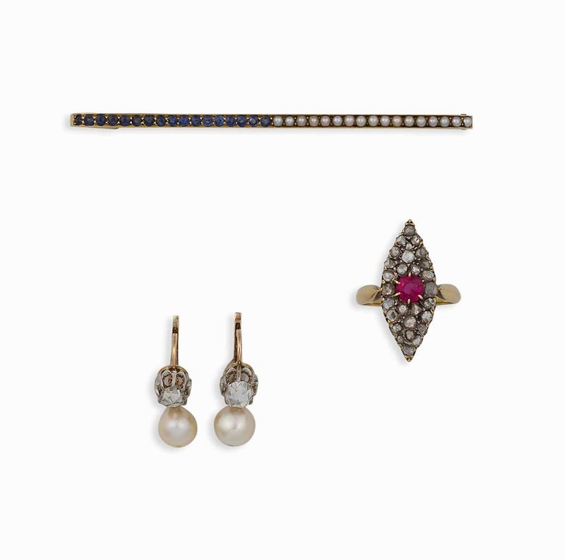Lotto composto da anello a marquise, spilla a barretta ed un paio di orecchini con perle  - Asta Vintage, Gioielli e Bijoux - Cambi Casa d'Aste