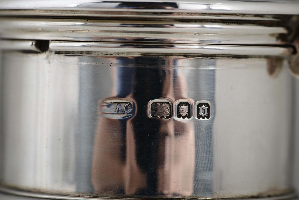 Spargizucchero in Argento Sterling Fuso, Sbalzato e Traforato, Londra 1929