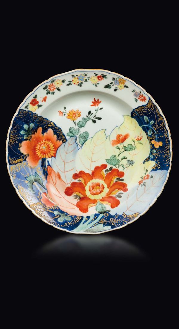 Piatto in porcellana a smalti policromi a foglia di tabacco, Cina, Dinastia Qing, epoca Qianlong (1736-1795)