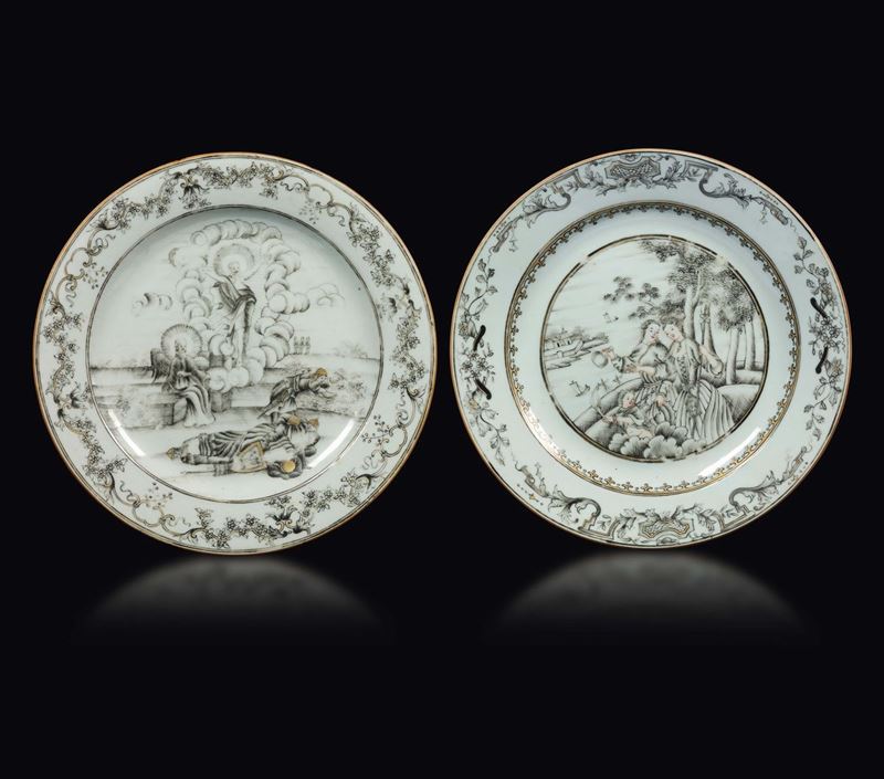 Due piatti in porcellana a smalto grisaille a soggetto europeo, Cina, Dinastia Qing, epoca Qianlong (1736-1795)  - Asta Fine Chinese Works of Art - Cambi Casa d'Aste