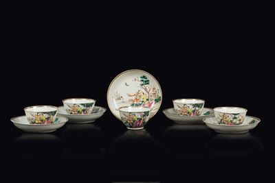 Cinque Tazzine con Piattini in Porcellana a Smalti Policromi con Soggetto Europeo, Cina, Dinastia...