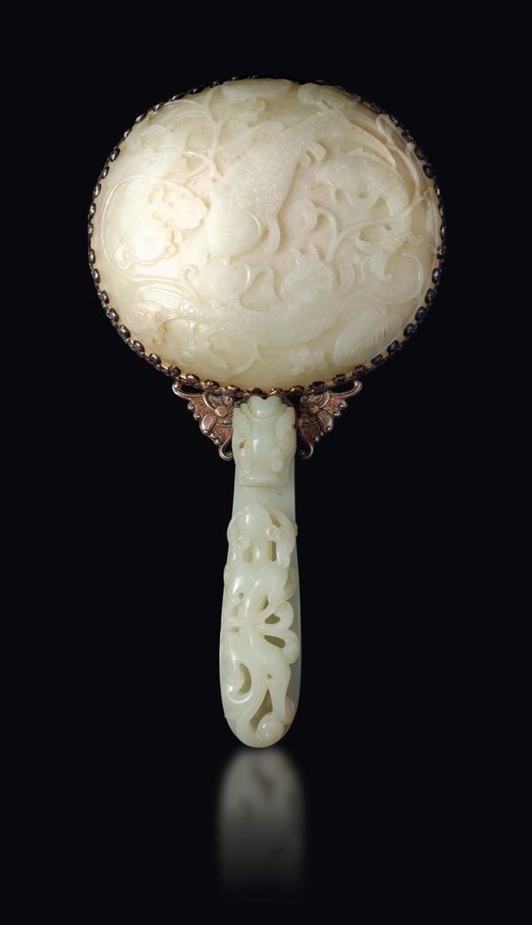 Specchio con placca in giada bianca e manico con fibbia a guisa di draghetto, Cina, Dinastia Qing, XIX secolo