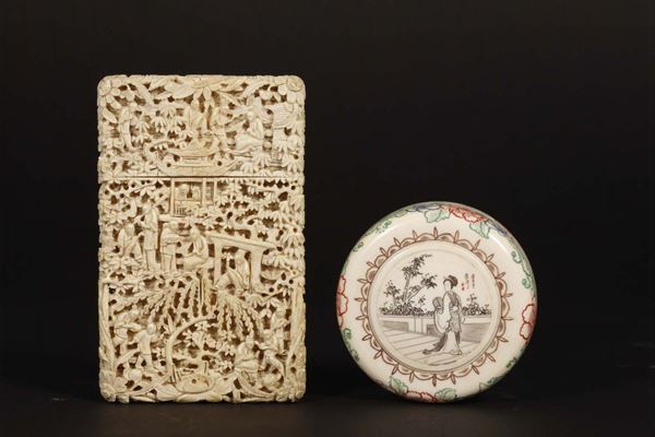 Gruppo di due oggetti in avorio: un potrabiglietti Canton con scene di vita comune ed una scatolina dipinta con immagine di Guanyin ed iscrizione, Cina, inizio XX secolo