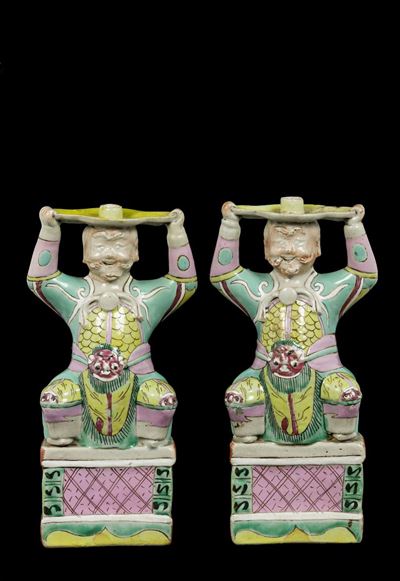 Due Candelieri in Porcellana a Smalti Policromi, Cina, Dinastia Qing, Epoca Jiaqing (1796-1820)