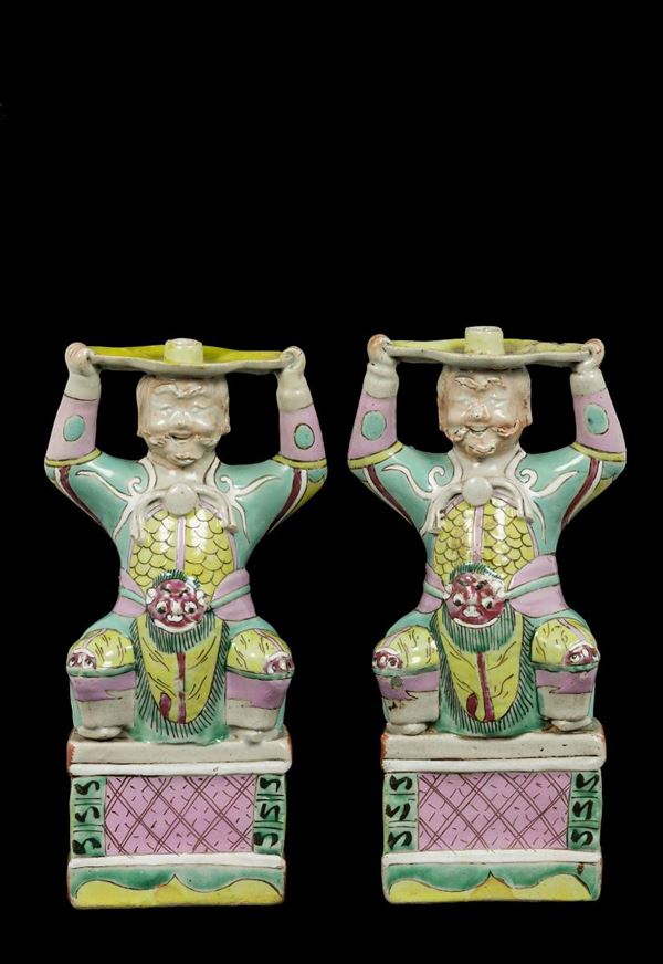 Due candelieri in porcellana a smalti policromi, Cina, Dinastia Qing, epoca Jiaqing (1796-1820)