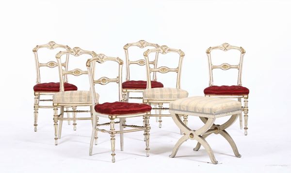 Sei sedie e uno sgabello in legno intagliato, laccato e dorato, XIX secolo