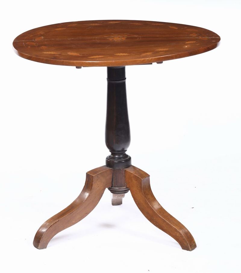 Tavolino circolare intarsiato, XIX secolo  - Auction Asta a Tempo antiquariato - II - Cambi Casa d'Aste