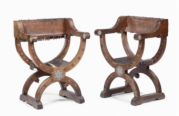 Coppia di sedie dantesche con intarsi in avorio e legni di frutto, fine XIX secolo