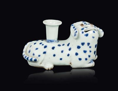 Candeliere in Porcellana Bianca e Blu a Guisa di Cane, Cina, Dinastia Qing, XVIII Secolo