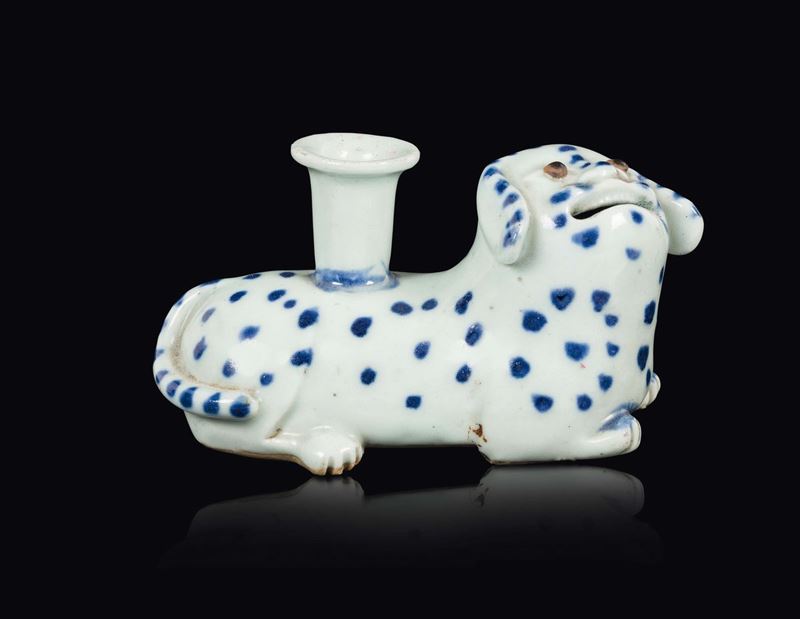 A blue and white porcelain dog candlestick, China, Qing Dynasty, 18th century  - Auction Fine Chinese Works of Art - Cambi Casa d'Aste