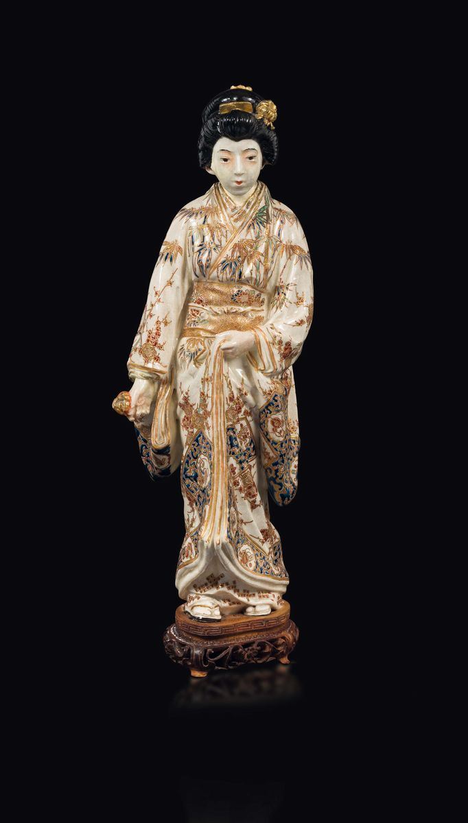 Figura di bijin in porcellana Arita, Giappone, XIX secolo  - Asta Fine Chinese Works of Art - Cambi Casa d'Aste