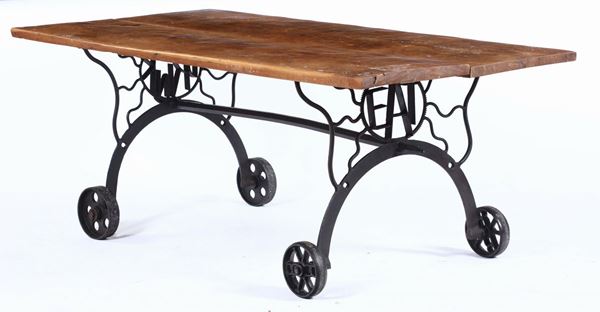 Tavolo con piano in legno e gambe in ferro dipinto, XX secolo