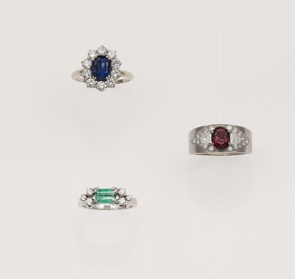 Lotto composto da tre anelli, smeraldo, rubino e zaffiro