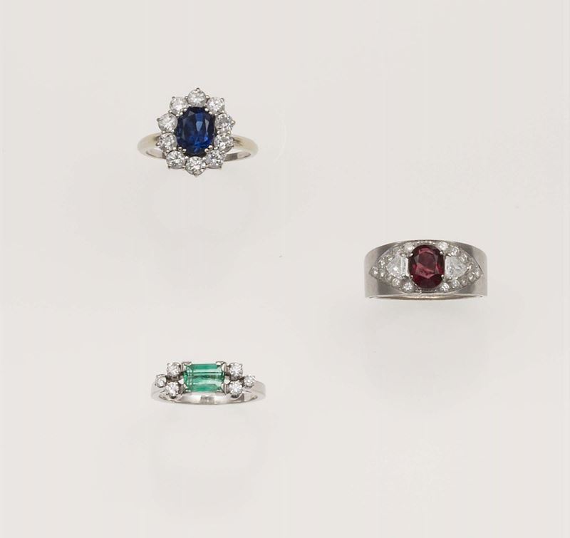 Lotto composto da tre anelli, smeraldo, rubino e zaffiro  - Asta Fine Jewels - Cambi Casa d'Aste
