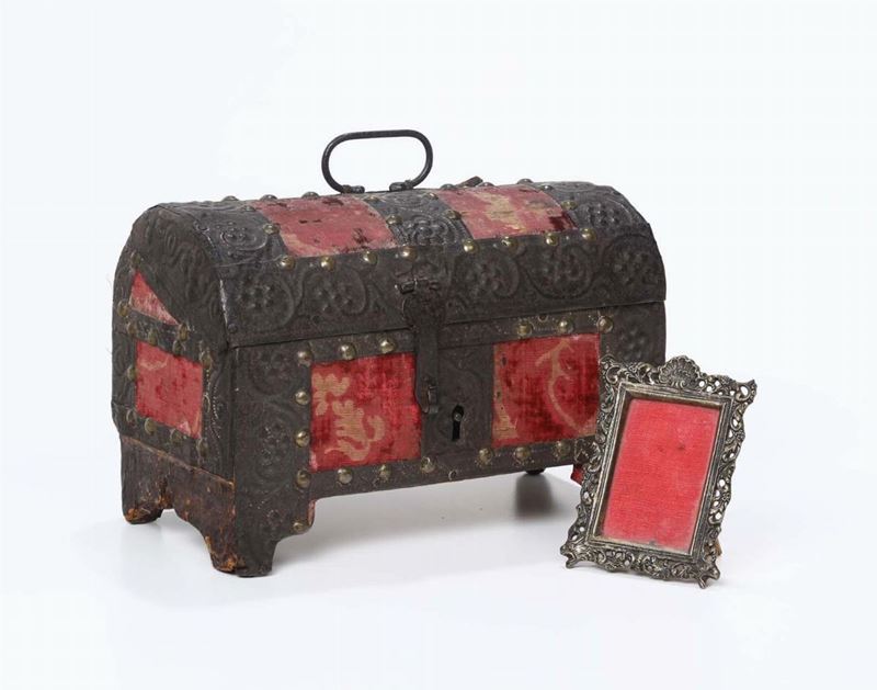Insieme di bauletto e cornice in metallo  - Auction Fine Art - Cambi Casa d'Aste