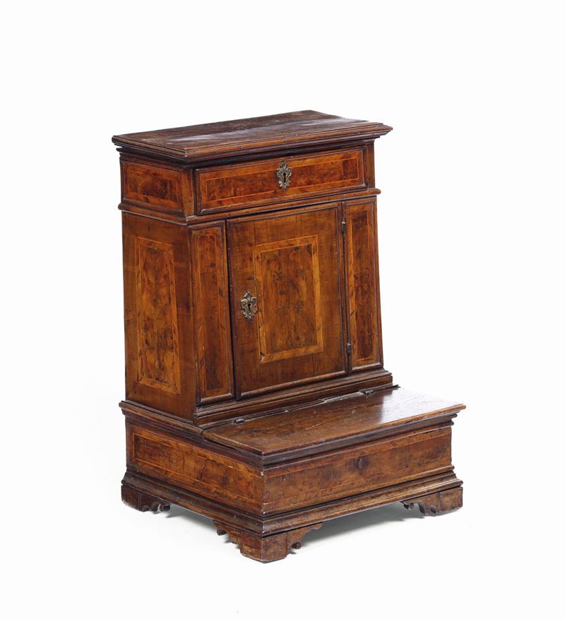 Inginocchiatoio lastronato in noce e radica di noce e filettato, fine XVIII secolo  - Auction Fine Art - Cambi Casa d'Aste
