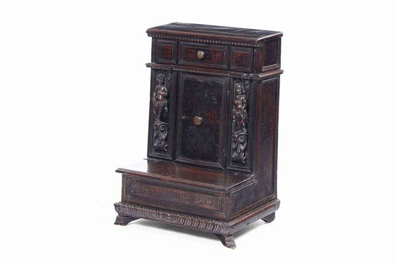 Inginocchiatoio in noce intagliato con figure, XVIII secolo  - Auction Fine Art - Cambi Casa d'Aste
