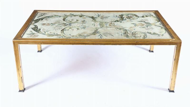 Tavolo basso in legno dorato con antico ricamo in seta  - Asta Antiquariato V | Asta a Tempo - Cambi Casa d'Aste