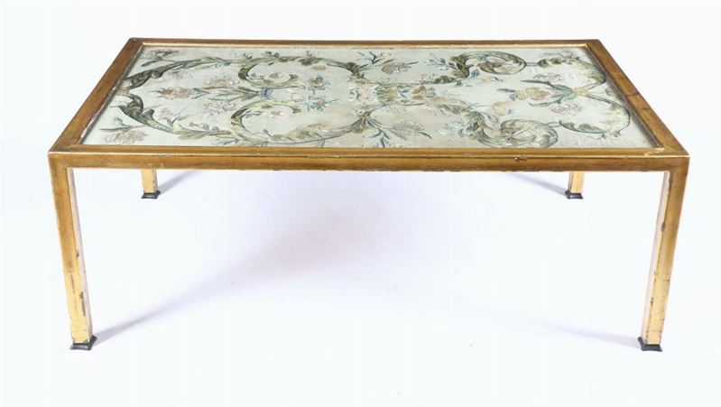 Tavolo basso in legno dorato con antico ricamo in seta  - Asta Antiquariato V | Asta a Tempo - Cambi Casa d'Aste