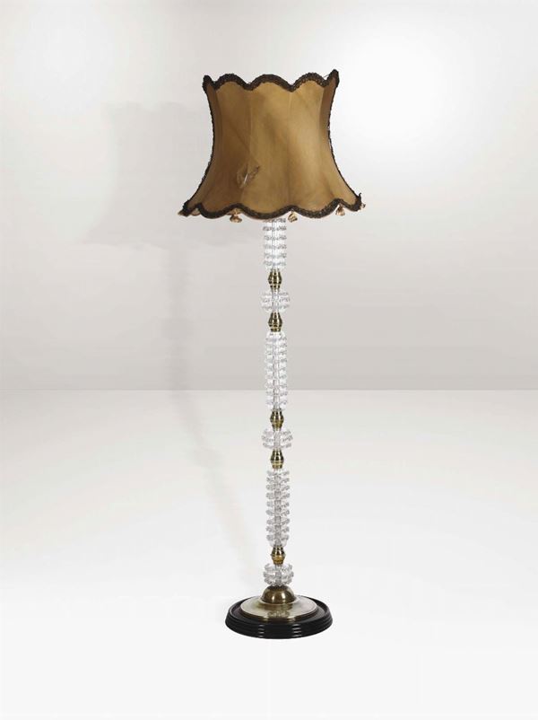 Lampada da terra con struttura in metallo laccato e ottone.