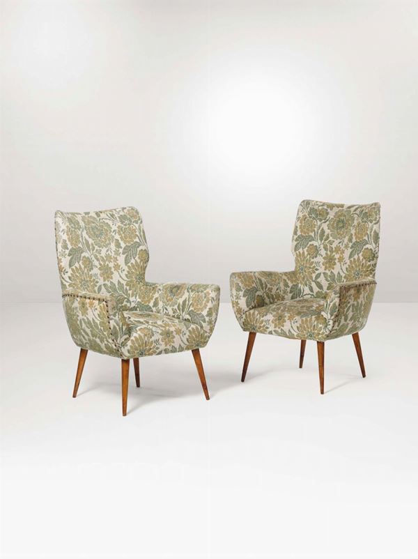 Coppia di poltrone con struttura in legno e rivestimento in tessuto. Prod. Italia, 1950 ca.