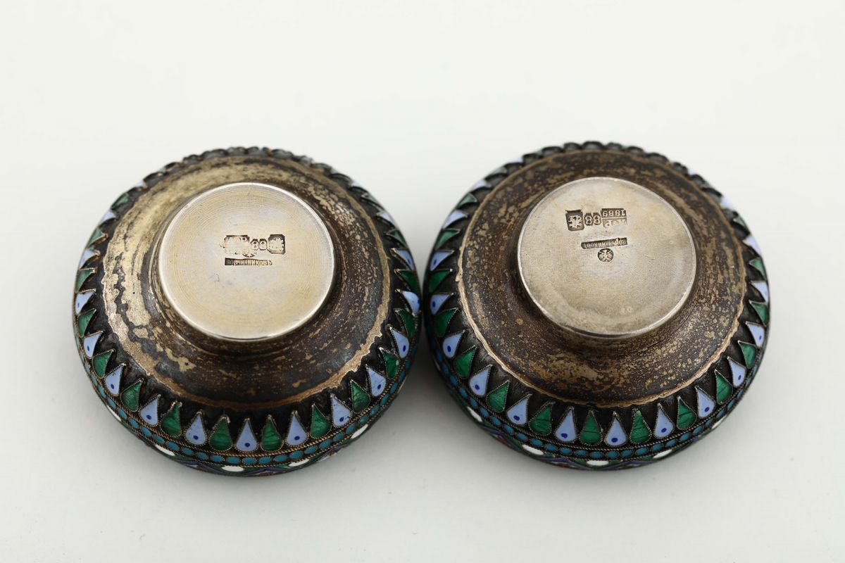 Coppia di Ciotole in Argento Dorato, Smalti Cloisonnè, Mosca 1889 Saggiatore Alexander Romanov, A...