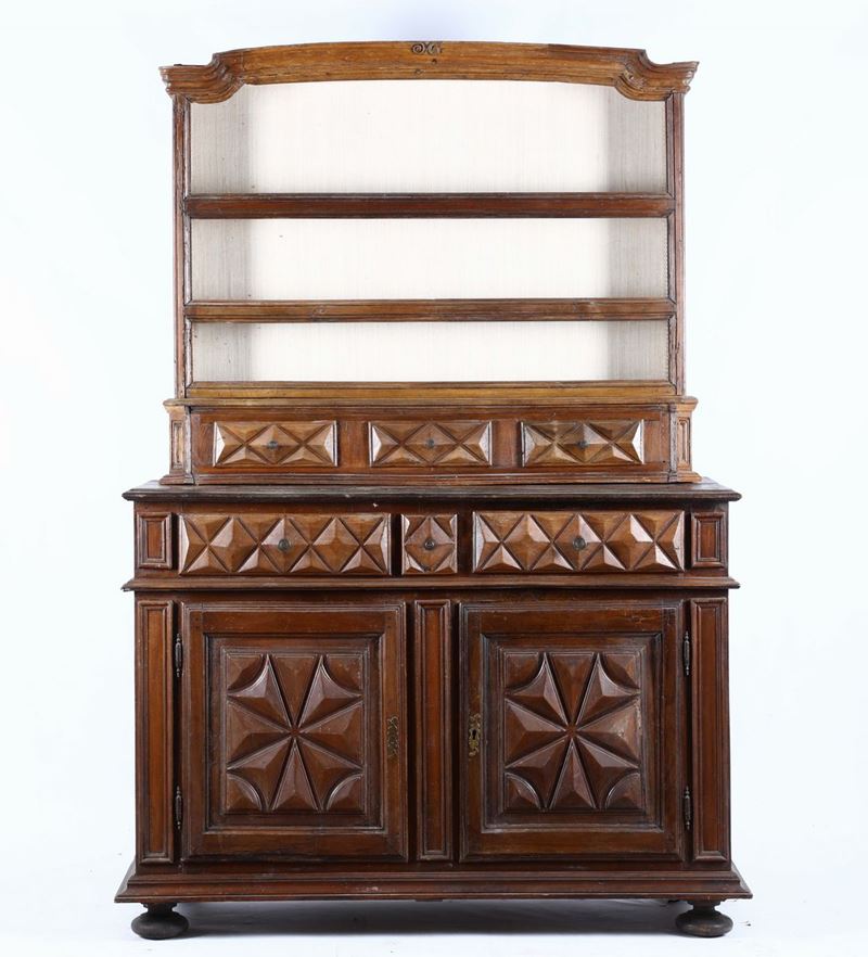 Credenza in noce intaglaito a due corpi, XVIII-XIX secolo  - Asta Antiquariato - Cambi Casa d'Aste