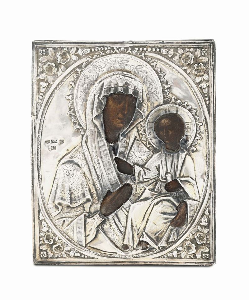Icona raffigurante Madonna Hodighitria con riza in argento sbalzato e cesellato, Russia 1879  - Asta Argenti da Collezione - Cambi Casa d'Aste