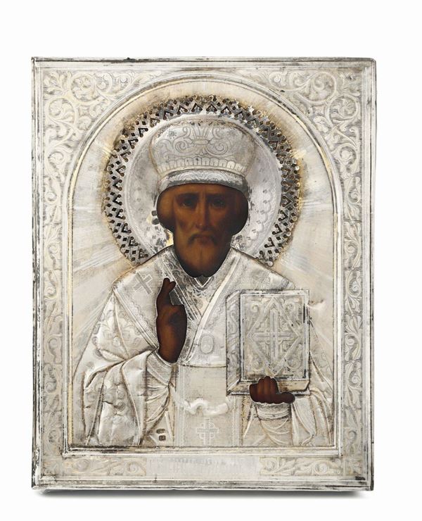 Icona raffigurante San Nicola taumaturgo con riza in argento sbalzato e cesellato. Russia (Mosca?), bolli di titolo in uso dal 1908 al 1917